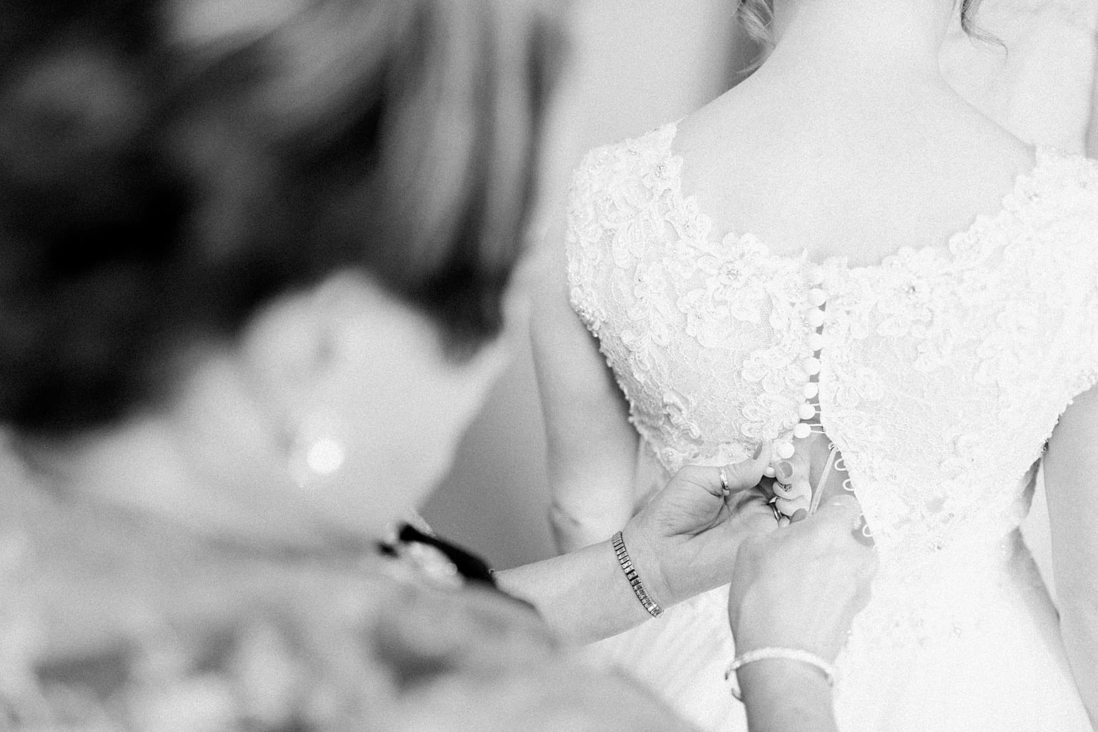 Arielle Peters Photography | Mother of bride helping bride put on dress on wedding day at St. Joseph County Parks in South Bend, Indiana.