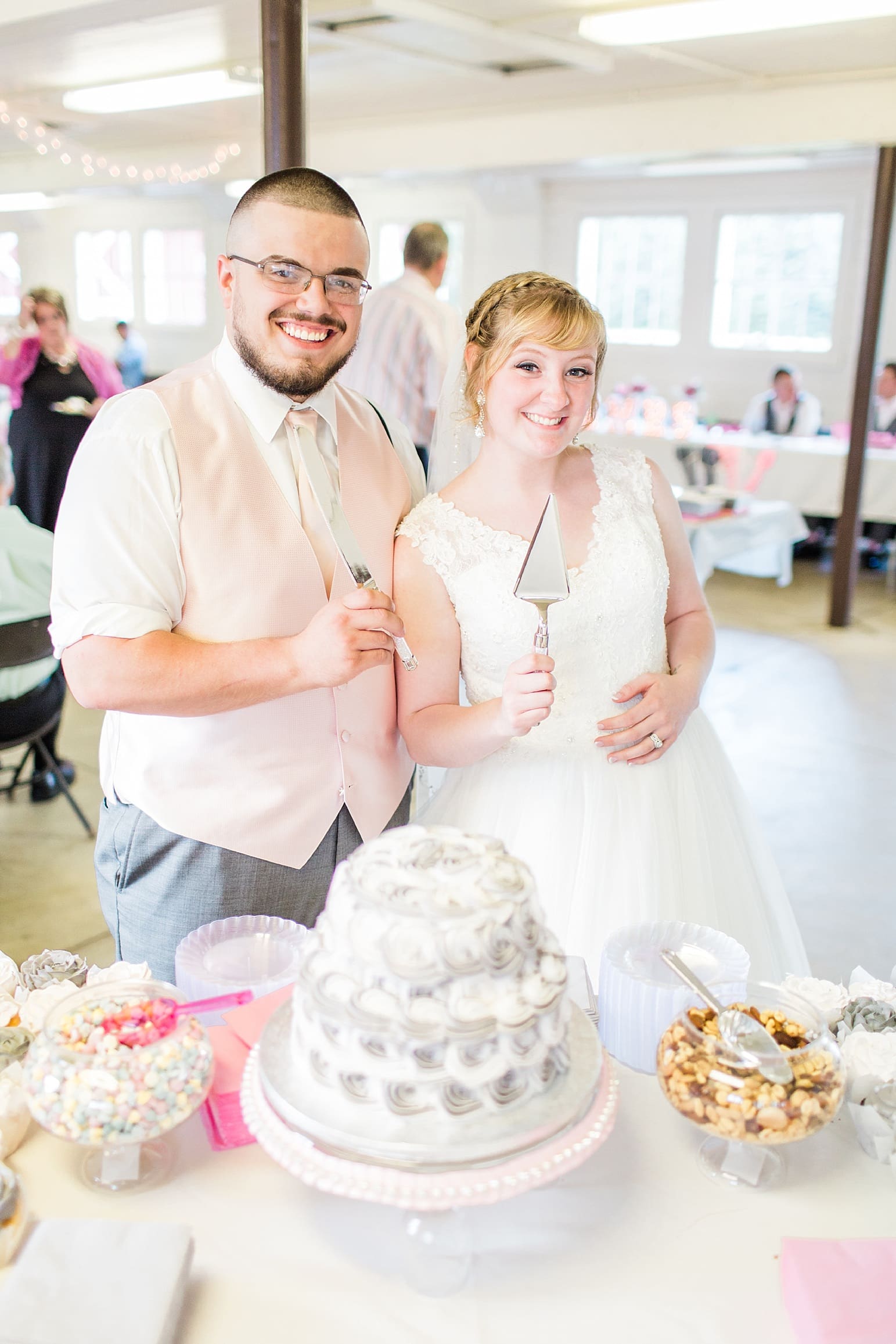 Arielle Peters Photography | Bride and groom cutting wedding cake on wedding day at St. Joseph County Parks in South Bend, Indiana.