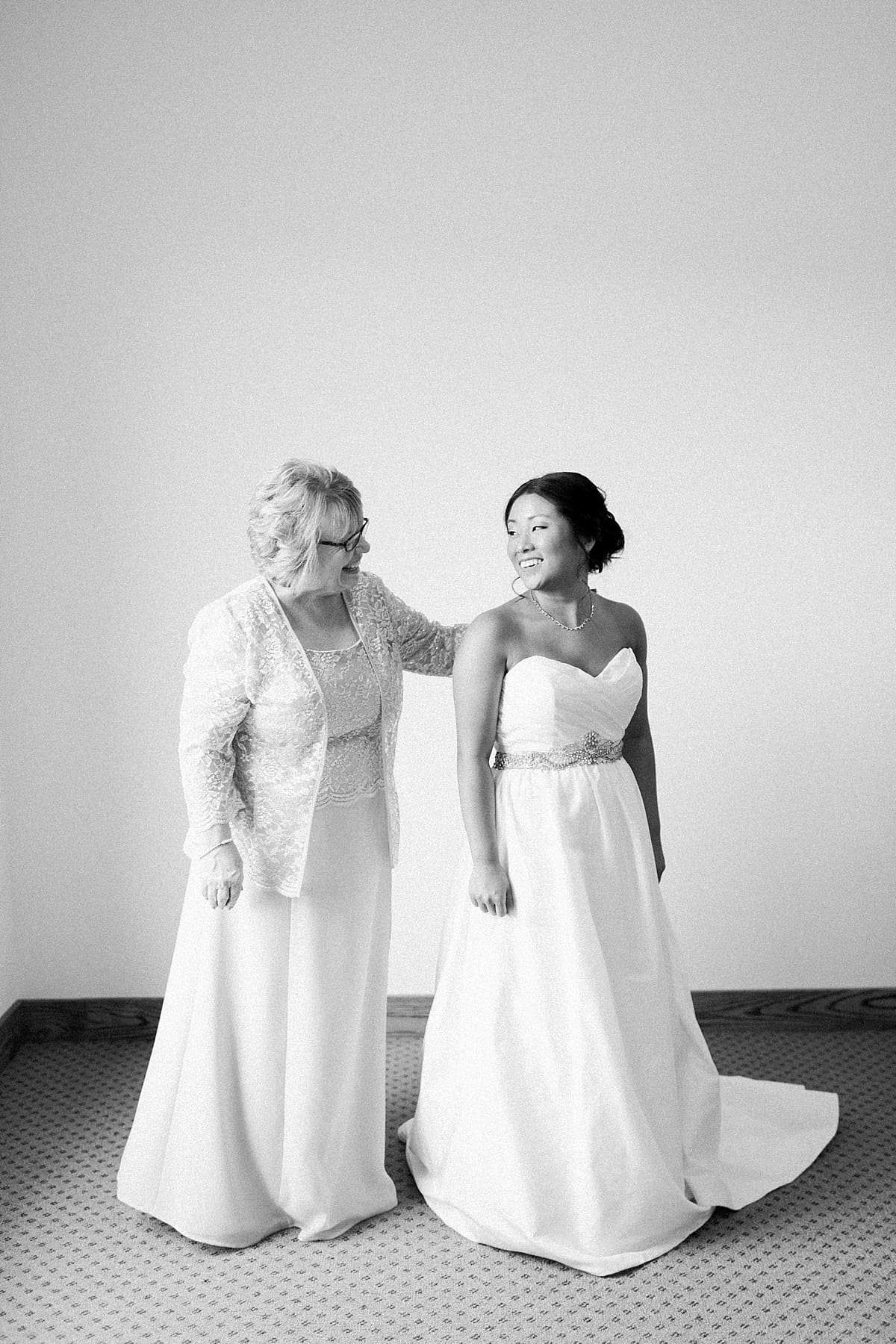 Arielle Peters Photography | Mother of the bride helping the bride get ready on wedding day in Fort Wayne, Indiana. 