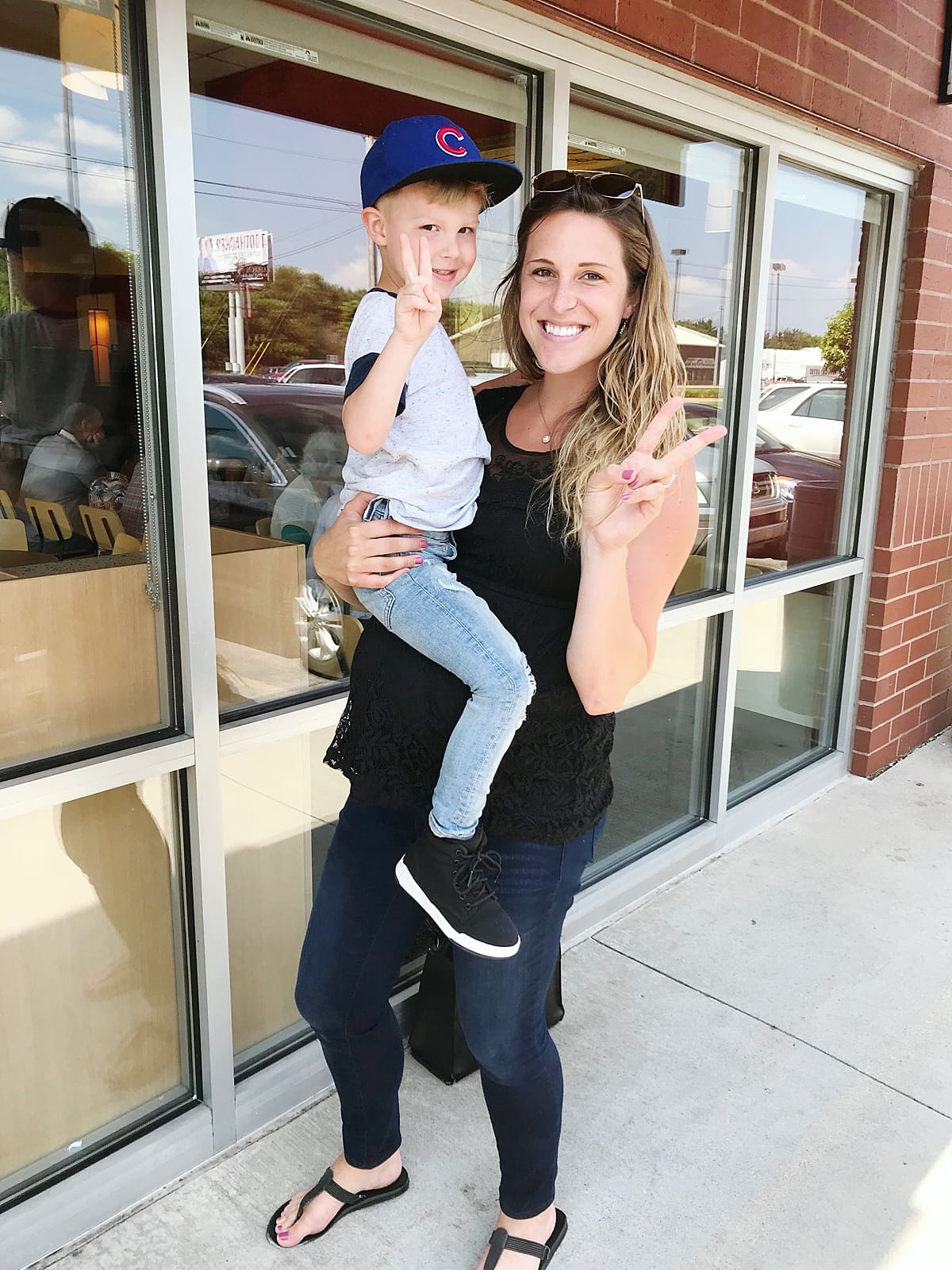 Arielle Peters Photography | Mom and her son giving peace signs.