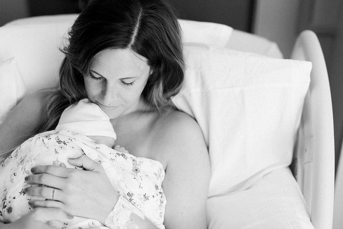 Arielle Peters Photography | Mom bonding with her new born baby in the hospital.