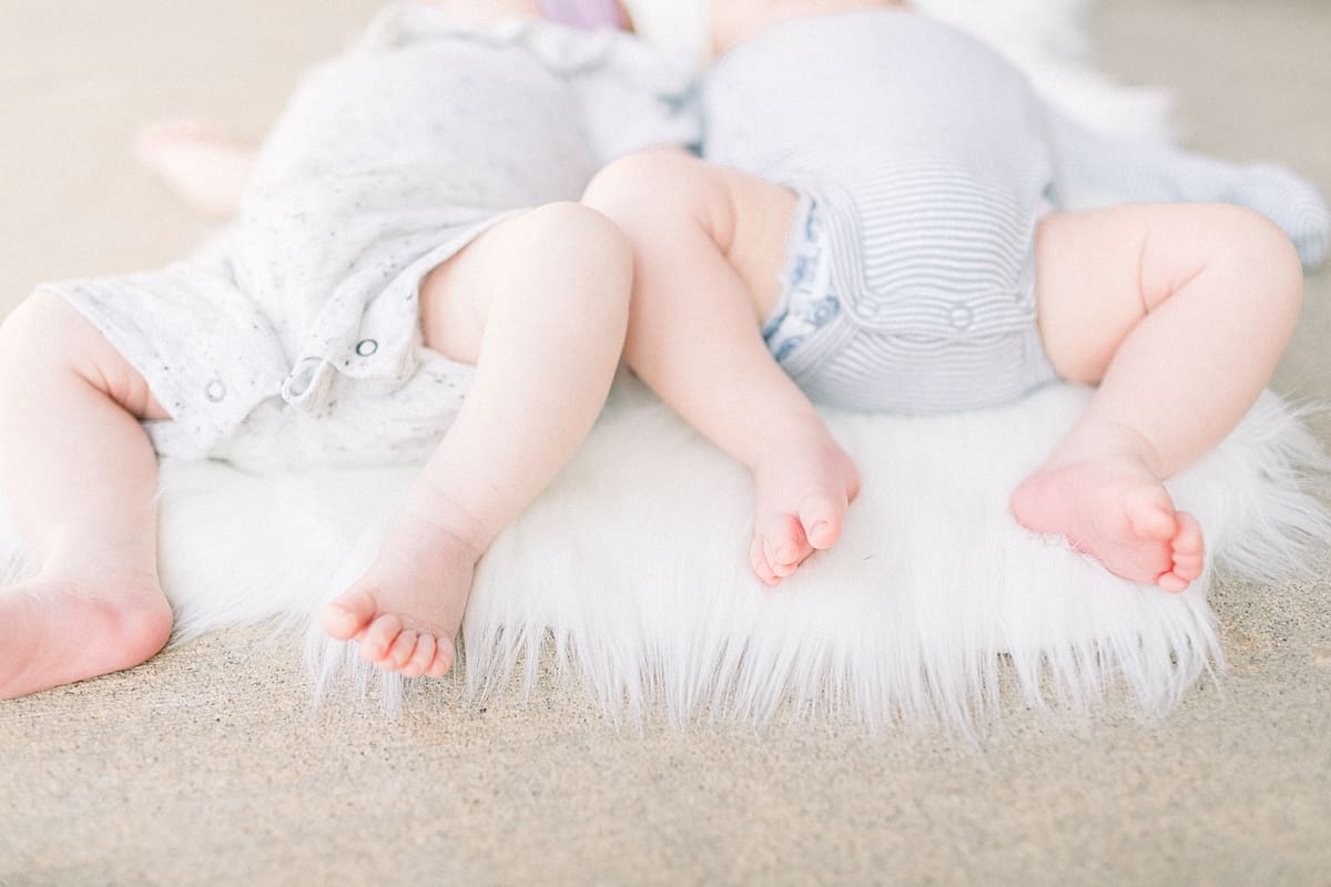 Arielle Peters Photography | Two newborn babies sleeping next to each other. 