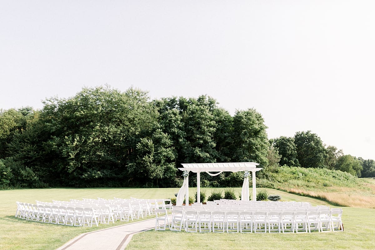 Arielle Peters Photography | Outdoor wedding at The Blue Heron at Blackthorn in South Bend, Indiana on wedding day.
