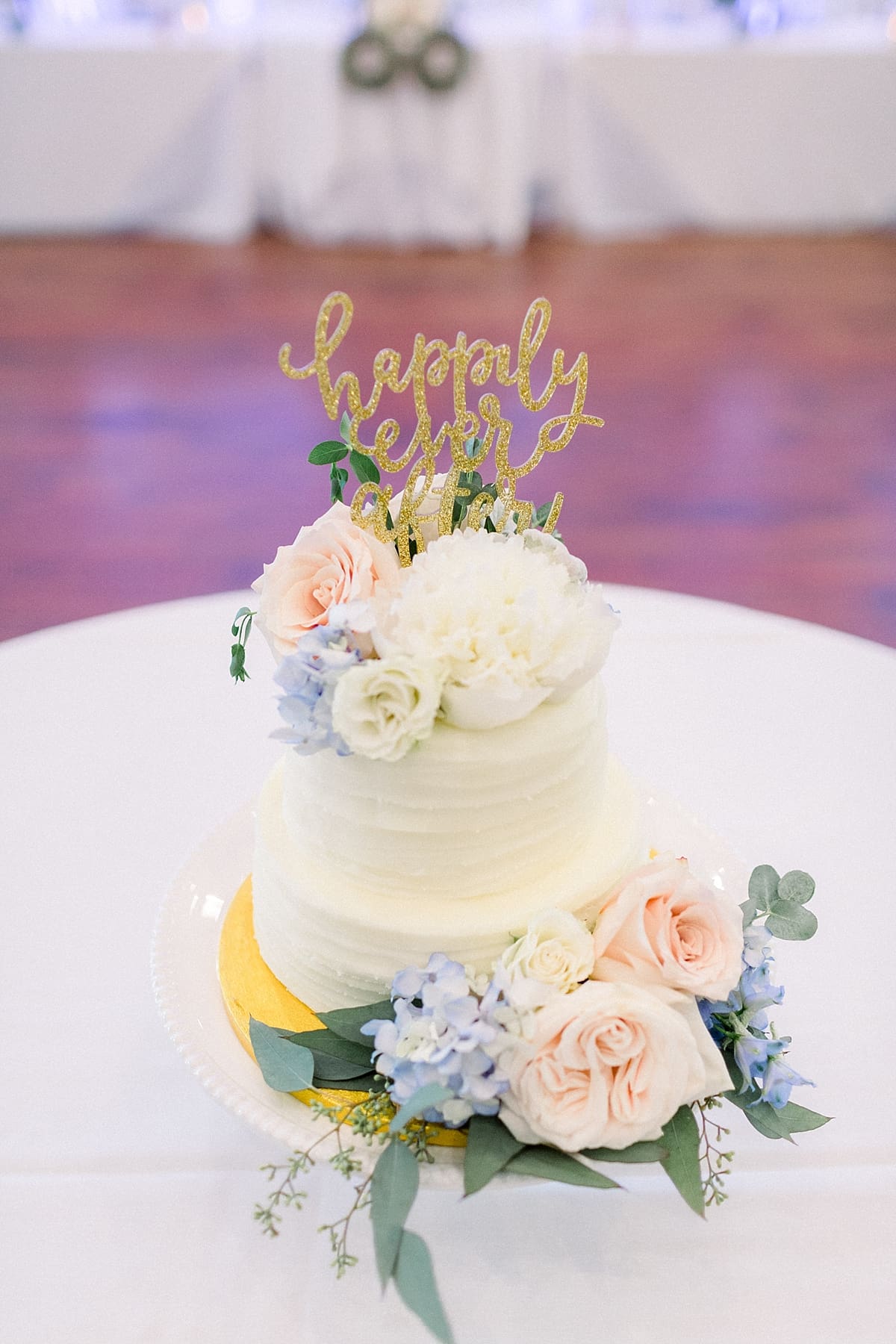 Arielle Peters Photography | Wedding reception cake and floral arrangements at The Blue Heron at Blackthorn in South Bend, Indiana on wedding day.