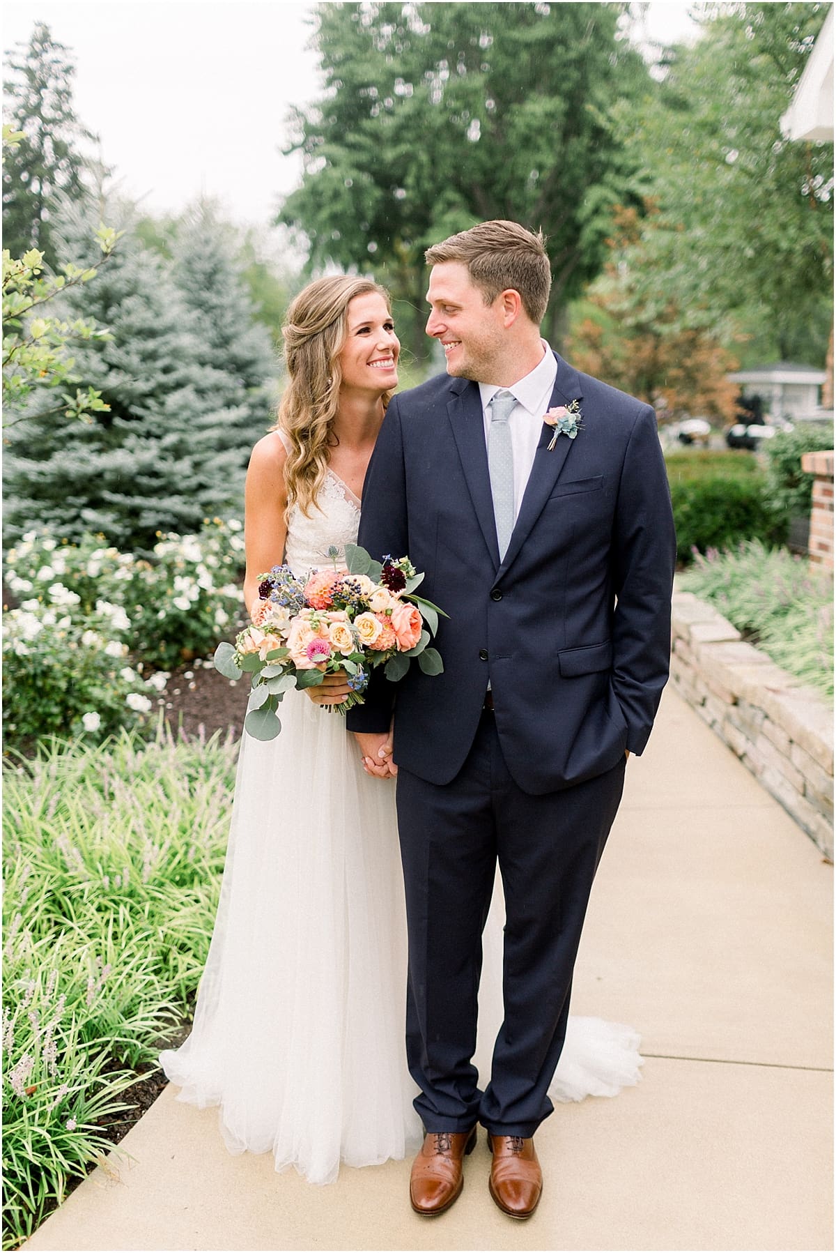 Arielle Peters Photography | Bride and groom walking outside in the rain at Sycamore Hills Golf Club in Fort Wayne, Indiana on wedding day.