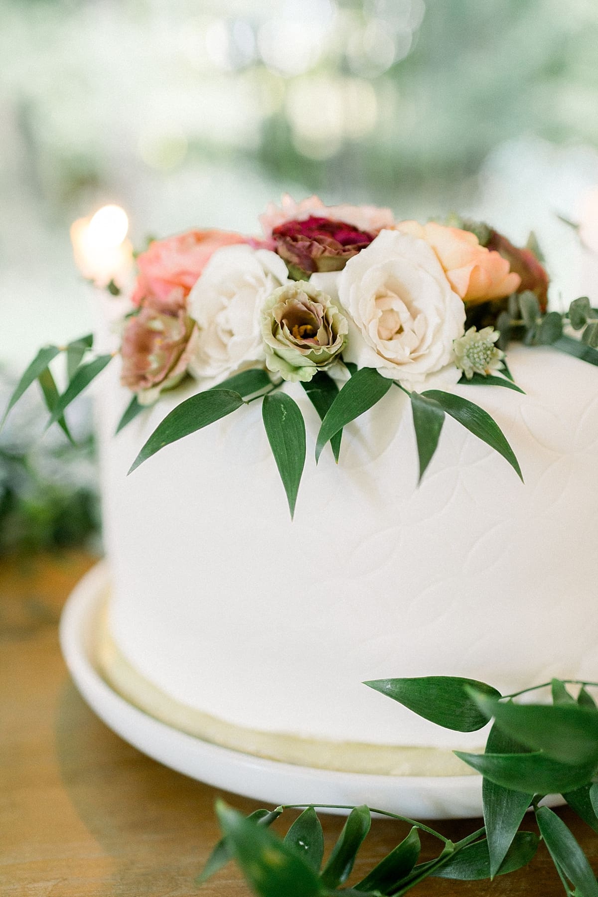 Arielle Peters Photography | Wedding cake and floral arrangements at The Morris Estate in Niles, Michigan on wedding day.  