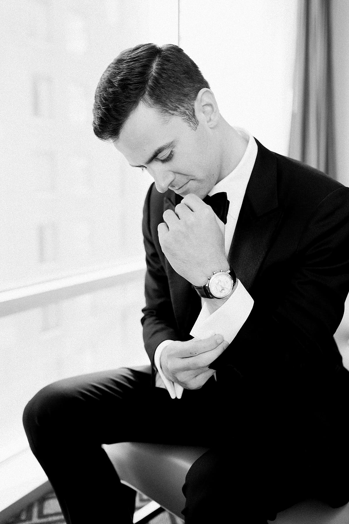 Arielle Peters Photography | Groom fastening cuff links in Indianapolis on wedding day.