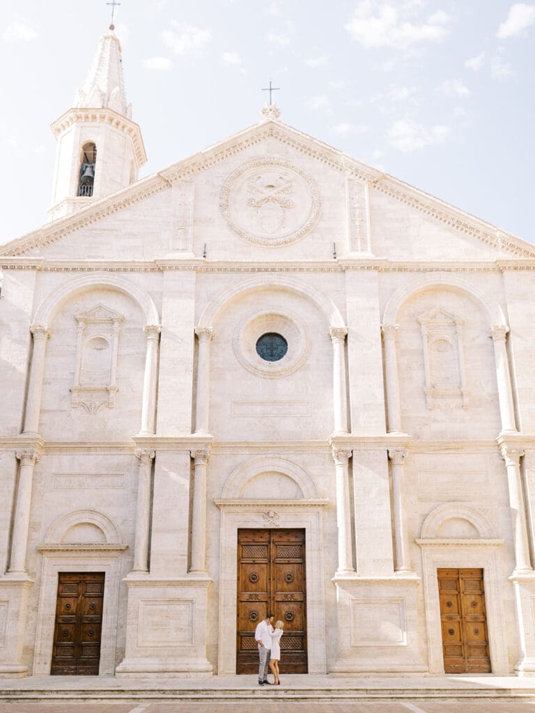 Couples photos at the Pienza Cathedral in Italy