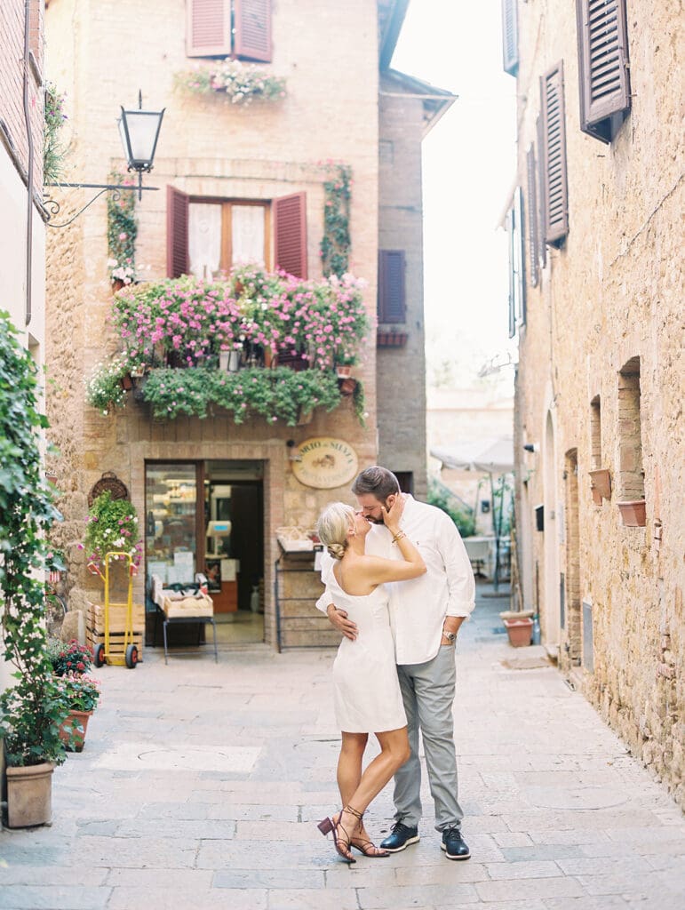 Couples photos in the town of Pienza, Italy