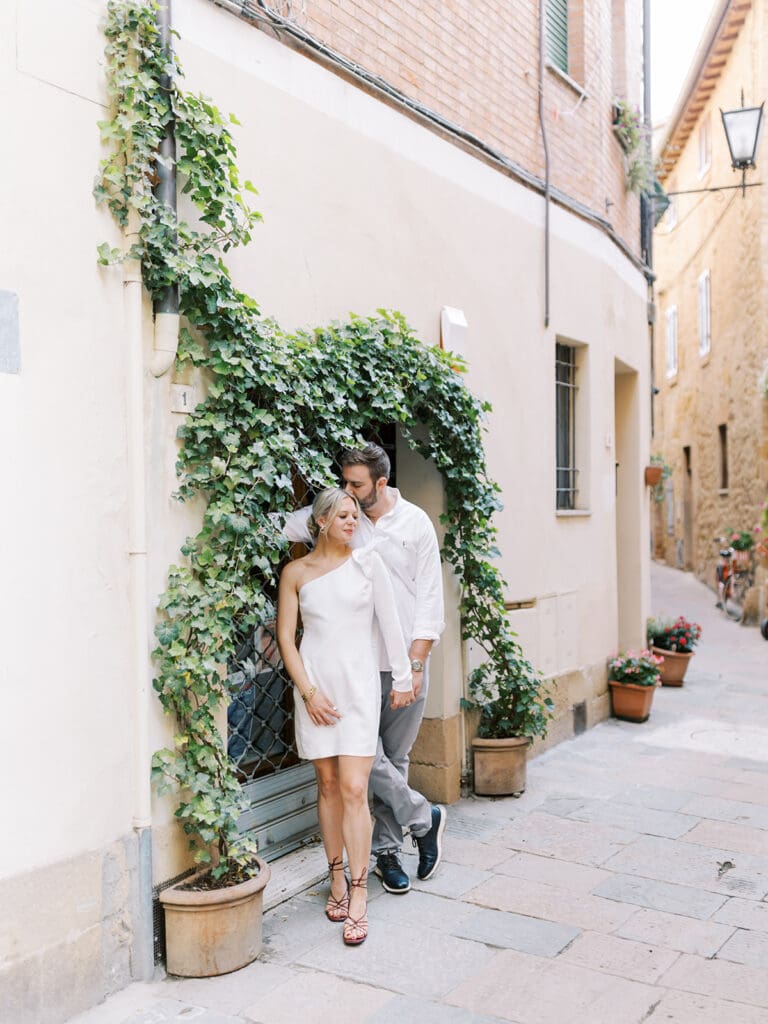 Couples photos in the town of Pienza, Italy