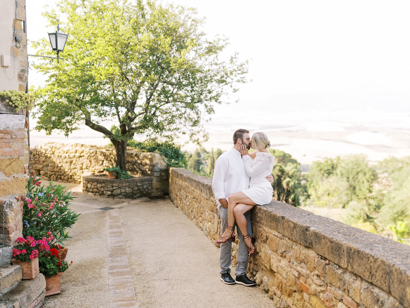 Couples photos in the town of Pienza, Italy