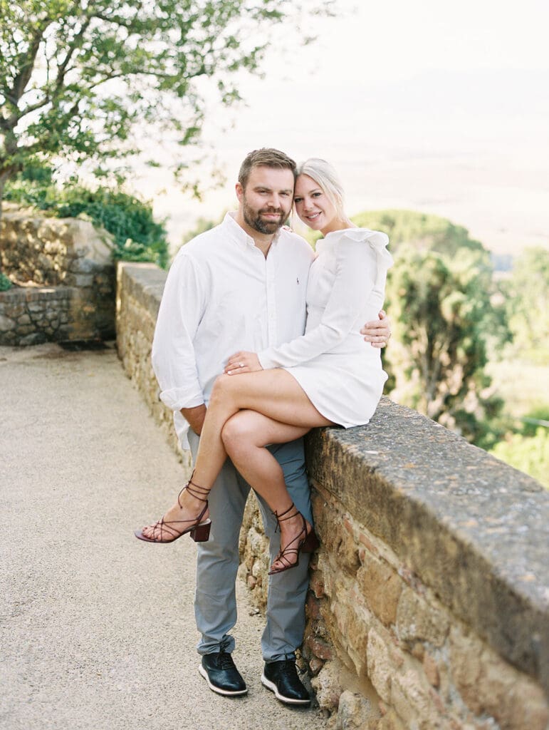 Couples photos in the town of Pienza, Italy