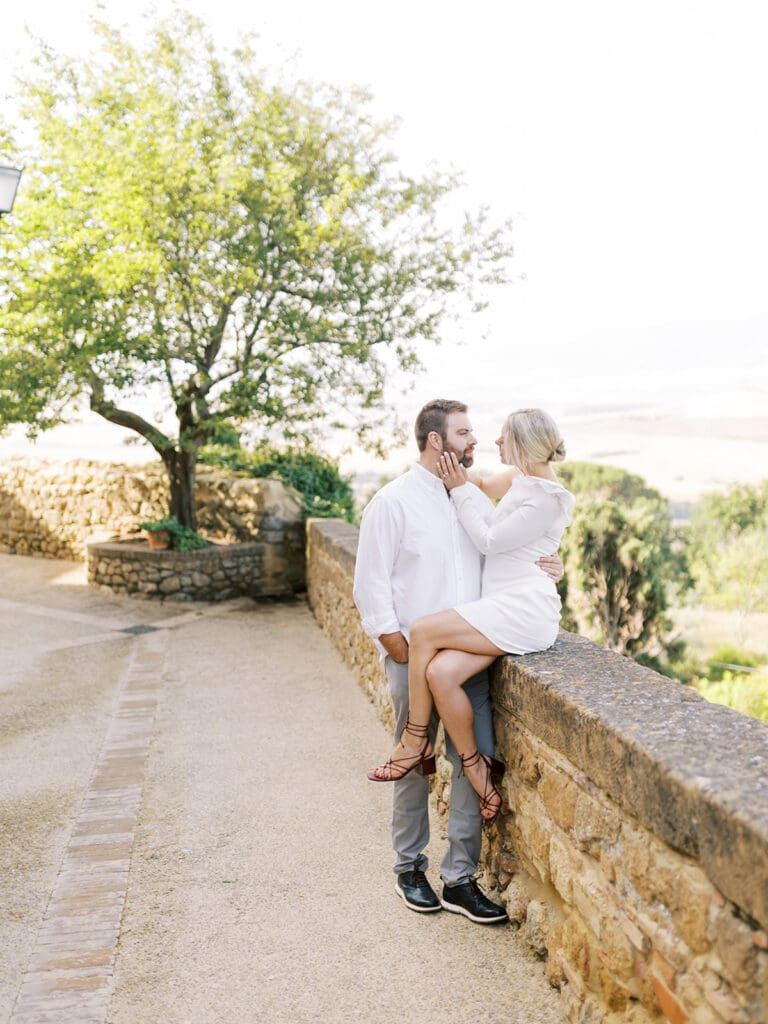 Couples photos in the town of Pienza, Italy