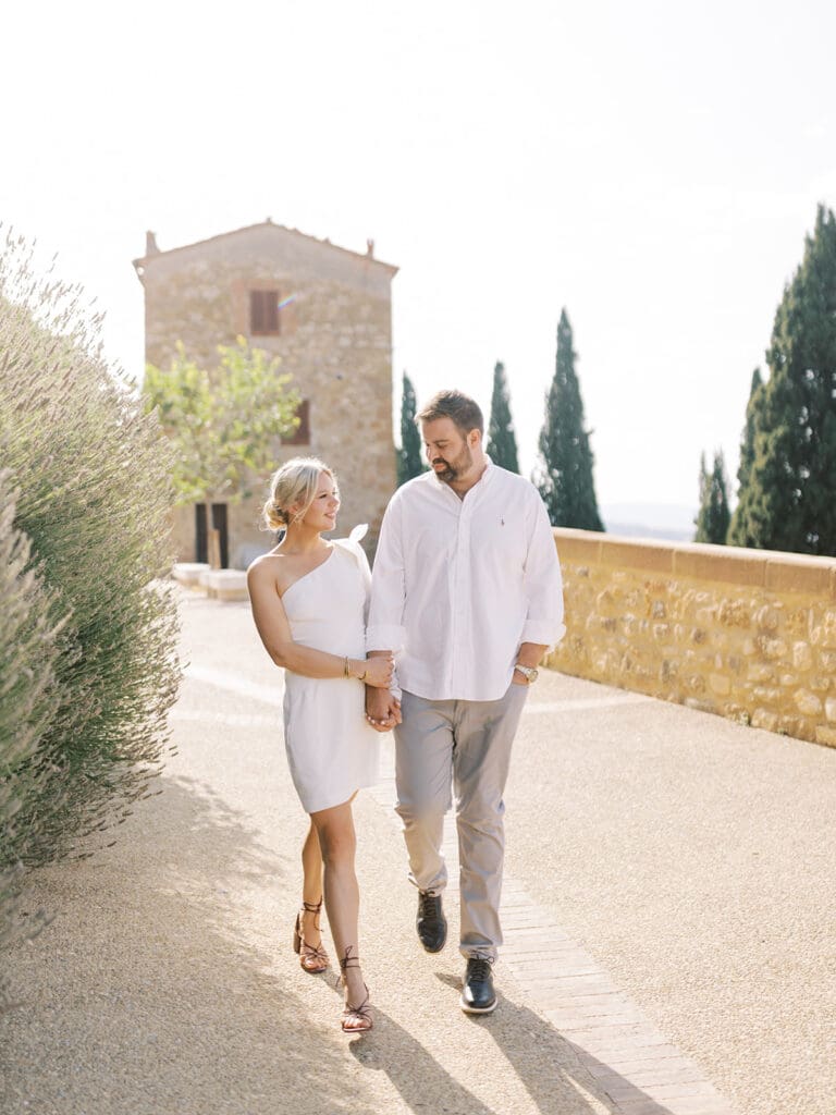 Couples photos in the town of Pienza, Italy