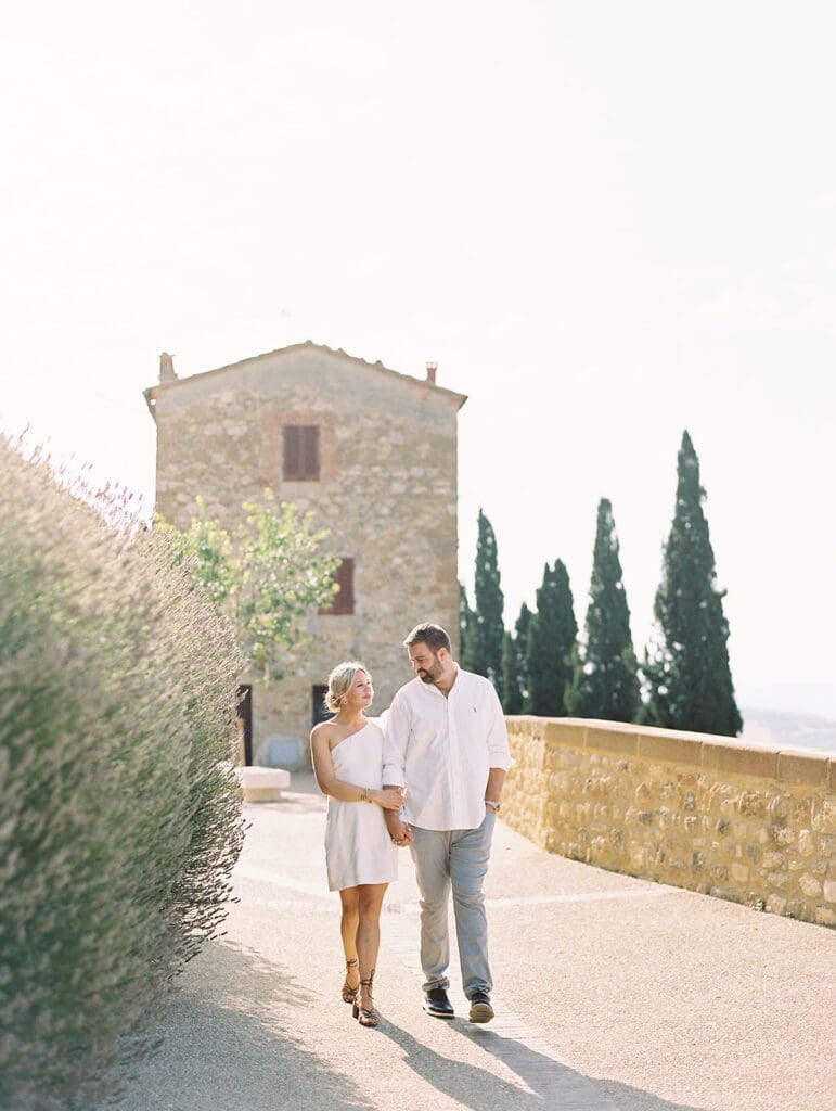 Couples photos in the town of Pienza, Italy