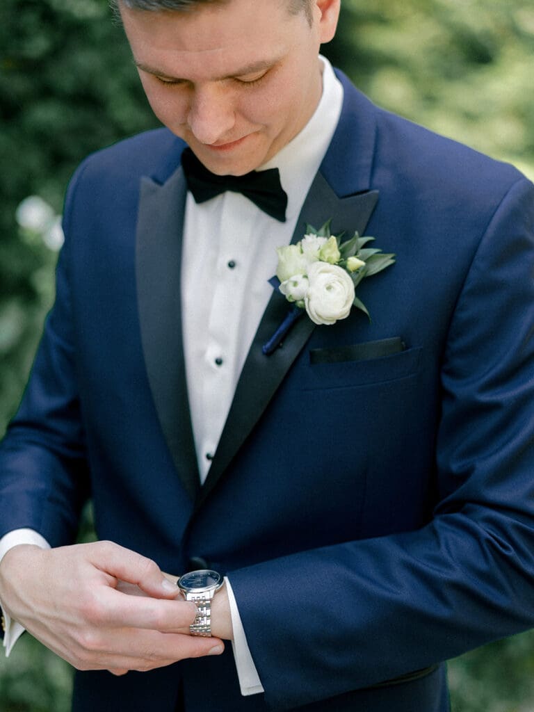 Outdoor grooms portraits